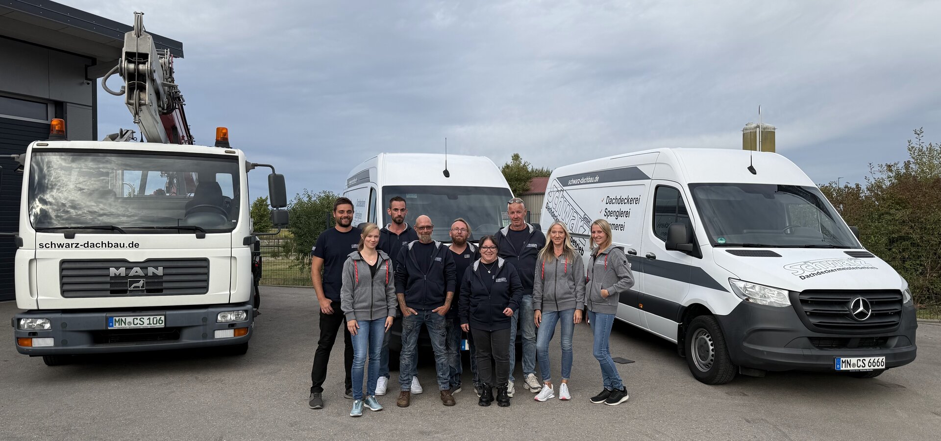Das Team der Schwarz GmbH vor dem Firmengelände